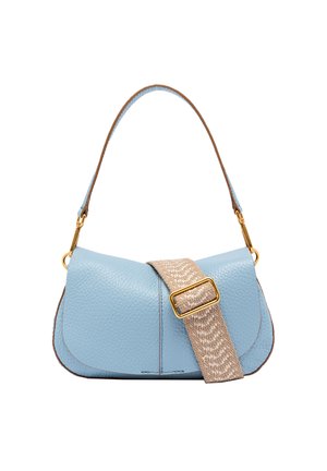 Borsa a mano in pelle azzurro chiaro con forma curvata, tracolla marrone e accessori in oro. Un dettaglio intessuto testurizzato attraversa la parte anteriore.