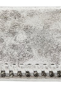 Portafoglio metallico argento con superficie testurizzata e finitura screpolata. Accentuato da un dettaglio in catena argentata lungo il bordo.