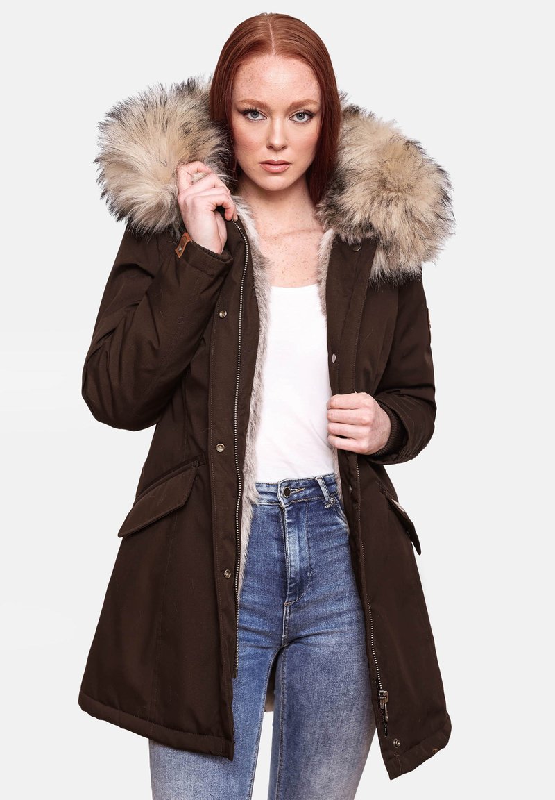 Bruine parka met een nep bont capuchon, ritssluiting en drukknoopsluiting, zijzakken en een gevoerde binnenkant. De buitenstof heeft een gladde textuur.