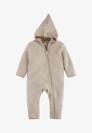 Beiger Fleece-Einteiler mit einer spitzen Kapuze, langen Ärmeln und einem Frontreißverschluss, ausgestattet mit einem strukturierten Stoff und weicher Fütterung.