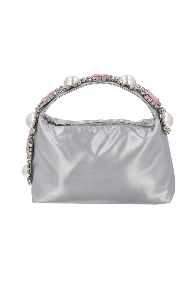 Bolso de satén plateado con asa redondeada, adornado con gemas rosas y transparentes y detalles esféricos similares a perlas a lo largo del borde superior.