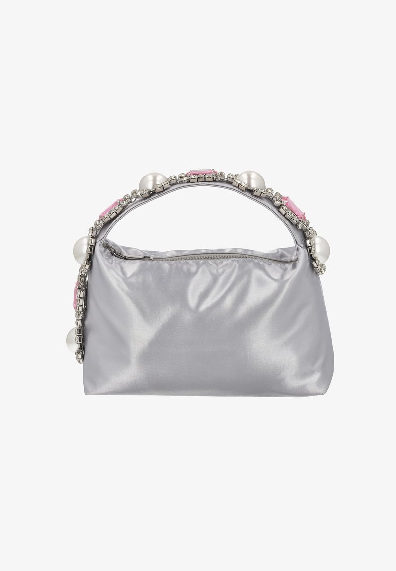 Bolso de satén plateado con asa redondeada, adornado con gemas rosas y transparentes y detalles esféricos similares a perlas a lo largo del borde superior.