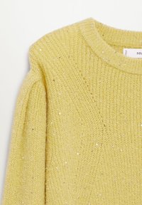 Gelber Strickpullover mit einem gerippten Halsausschnitt und schimmernden metallischen Akzenten. Weiche Textur und das Design mit ballonseligen Ärmeln sind sichtbar.