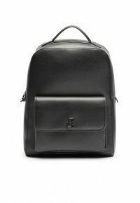 Zaino in pelle nera con una superficie strutturata, una tasca con patta frontale e un manico superiore. Presenta un logo sulla tasca frontale.