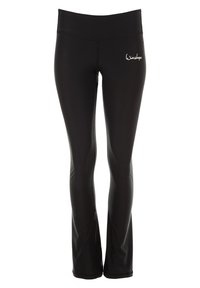 Schwarze, dehnbare Yogahosen mit einem ausgestellten Bein-Design, breitem Taillenbund und einem kleinen weißen Logo an der Hüfte. Glatte Textur und figurbetonte Form.