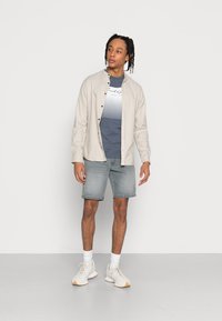 Wrangler TEXAS - Calções de ganga - golden grey