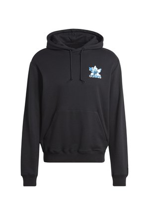 Schwarzer Hoodie mit Fronttasche und Kordeln, mit einem kleinen blau-weißen Adidas-Logo auf der linken Brust.