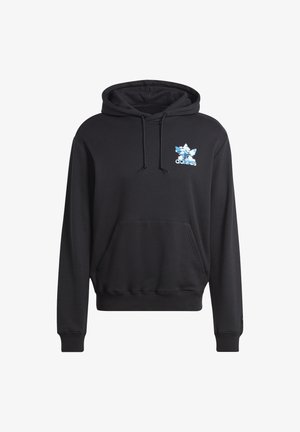 Sweat à capuche noir avec poche avant et cordons, arborant un petit logo Adidas bleu et blanc sur la poitrine gauche.