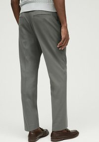 Next RELAXED FIT MOTIONFLEX - Habitbukser - green
