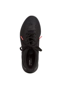 Chaussure de sport noire avec une tige texturée, ornée de clous décoratifs, des lacets noirs et des accents rouges. Semelle plate avec logo à l'intérieur.