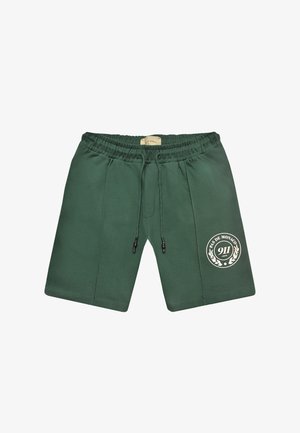 Grüne Shorts mit elastischem Bund, Kordelzug und weißem "Pas de Monaco 911 Club"-Logo am linken Bein.