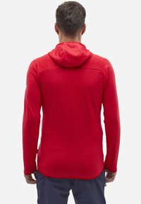 Roter Kapuzenpullover mit langen Ärmeln, gefertigt aus strukturiertem Stoff, mit einer Kordelzugkapuze und abgerundetem Saum, verstärkten Nähten und minimalistischem Design.