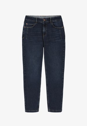 Sötétkék farmernadrág egyenes szabással, öt zsebbel, látható varrással, gombbal és cipzárral záródik.