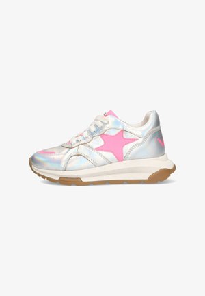 Sneakers van glanzend zilver materiaal met een roze steraccent, rubberen zool en witte veters. Voorzien van een gevoerde kraag voor extra comfort.