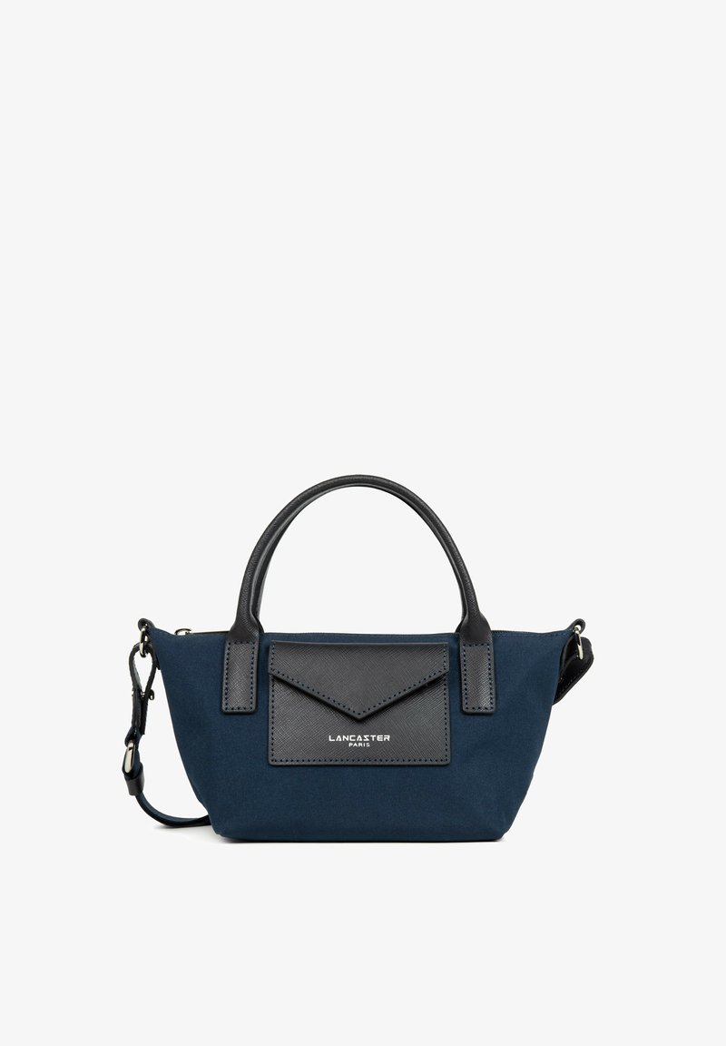 Sac à main bleu marine avec poignées en cuir noir et poche avant, logo argenté Lancaster Paris, et bandoulière amovible.