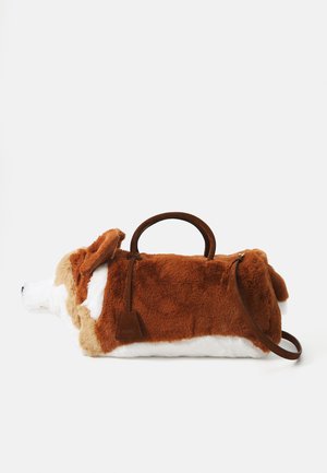 Lommeret håndtaske formet som en hund, med brun og hvid pels, læderhåndtag og lynlås lukning. Udmærker sig ved sit dyredesign.