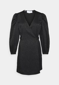 Svart omlottklänning med puffärmar, textilerad tyg med ett subtilt mönster, och midjeband med knappdetaljer.