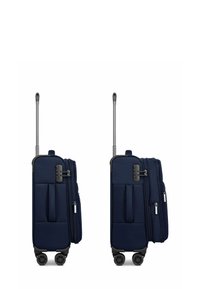 Valigia blu navy con superficie in tessuto testurizzato, due tasche frontali, manico retrattile e quattro ruote girevoli per una facile manovrabilità.