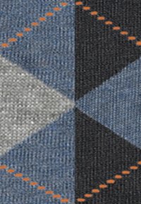 Tissu avec un motif géométrique comportant des triangles gris, bleus et noirs, accentué par des coutures orange. La texture semble tissée.