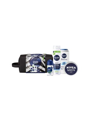 Reise- bag aus schwarzem Material mit geometrischem Design, enthält NIVEA MEN Produkte: Deodorant Roller, Rasiergel, Duschgel und Creme, mit blauen und weißen Etiketten.