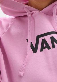 Sweat à capuche rose en mélange de coton, avec une capuche arrondie et le logo "VANS" noir imprimé en évidence à l'avant. Comprend des cordons de serrage ajustables.