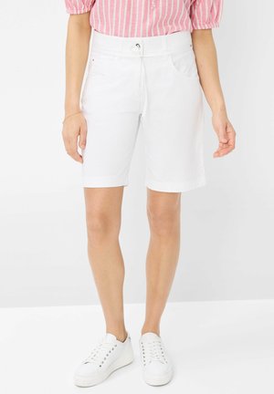 Shorts in denim bianco con vita regolabile tramite coulisse, taglio dritto e orlo risvolto. Indossati con sneakers bianche per un look casual.