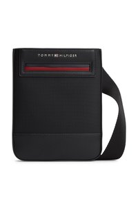 Μαύρη τσάντα crossbody με υφή, διαθέτει μια κόκκινη λωρίδα ως διακριτική λεπτομέρεια και λεία βάση. Περιλαμβάνει υφασμάτινο ιμάντα ώμου.