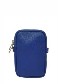 Pochette zippée en cuir bleu avec une surface texturée, forme rectangulaire et ferrures argentées. Comprend une fermeture éclair latérale et des bords lisses.