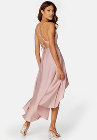 Bubbleroom HIGH-LOW STRAP SATIN MIDI DRESS Vestito elegante