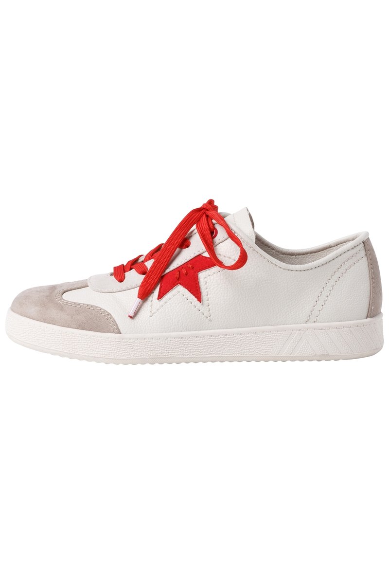 Baskets en cuir blanc avec bout en daim gris, accent étoile rouge et lacets rouges. Semelle en caoutchouc texturé avec des motifs géométriques.