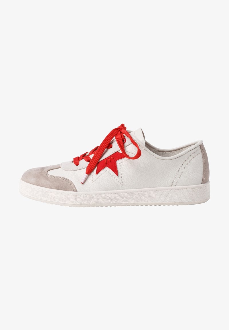 Baskets en cuir blanc avec bout en daim gris, accent étoile rouge et lacets rouges. Semelle en caoutchouc texturé avec des motifs géométriques.