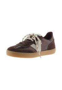 Zapatillas de ante y cuero marrón con un acento blanco, puntera redonda, suela de goma y cordones beige con rayas rojas. Diseño clásico.