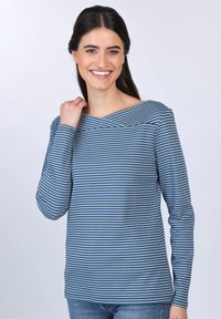 Langärmliges Oberteil mit Bootsausschnitt in Blau und hellgrauen Streifen. Weicher Stoff mit lockerer Passform und subtilen diagonalen Designdetails am Ausschnitt.