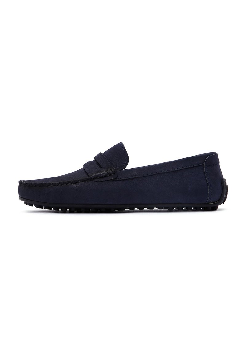 Marineblaue Wildleder-Slipper mit geflochtenem Akzent, runder Zehenpartie, flacher Gummisohle und glatter Textur. Klassisches Mokassin-Design.
