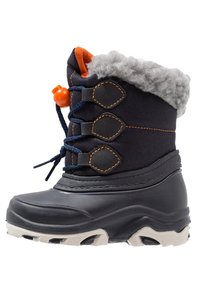 Bota aislante negra y gris con suela de goma texturizada, tres detalles de correas grises, cierre de cordones naranja y un suave puño superior gris.