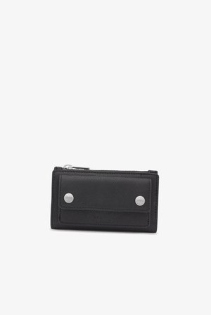 Portafoglio compatto in pelle nera con tasca anteriore a scatto chiusa da due bottoni argentati e zip superiore.