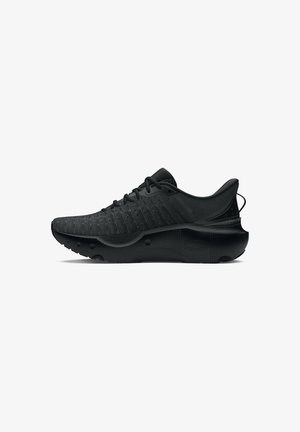 Zwarte sport schoen met een gestructureerde mesh bovenzijde, ronde neus en gewatteerde zool met patronen en een minimalistisch ontwerp.