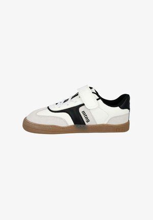 Zapatilla deportiva en blanco y negro con suela de goma, cierre de cordones y tiras de Velcro, cuello acolchado y detalle del logotipo en el costado.