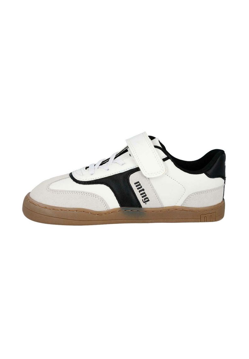 Zapatilla deportiva en blanco y negro con suela de goma, cierre de cordones y tiras de Velcro, cuello acolchado y detalle del logotipo en el costado.