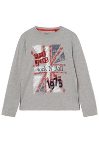 Šedý svetr s dlouhými rukávy, s designem Union Jack a potištěným textem "Pepe Jeans Rock 'N' Roll 1973" v červené a modré.