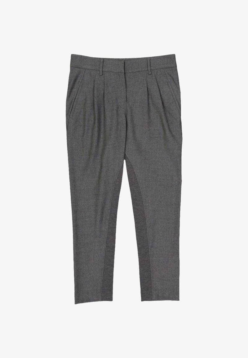 Pantalon habillé gris sur mesure avec poches latérales et passants pour ceinture, avec une coupe droite et des plis près de la taille.