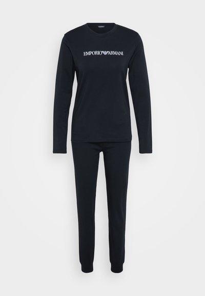 Melna pidžamu komplekts ar garām piedurknēm, kas rotāts ar izšuvumu "Emporio Armani" uz krūšu zonas. Izgatavots no mīksta auduma ar vienkāršu, pielāgotu dizainu.
