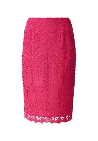 Jupe crayon fuchsia en dentelle avec des motifs découpés floraux et géométriques complexes, ourlet festonné et silhouette ajustée.