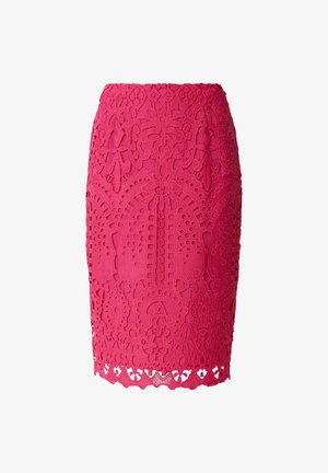 Jupe crayon fuchsia en dentelle avec des motifs découpés floraux et géométriques complexes, ourlet festonné et silhouette ajustée.