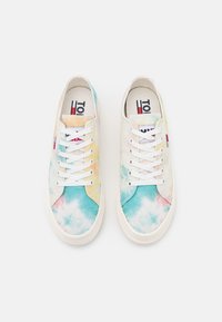 Et par lavtop canvas sneakers med hvide snørebånd, prydet med pastel tie-dye mønstre i blå, gul og pink, set ovenfra.