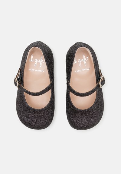 Zwarte glinsterende Mary Jane schoenen met een ronde neus, een gladde voering aan de binnenkant en een zijkant met een gespsluiting voor een veilige pasvorm. Gemaakt in Italië.