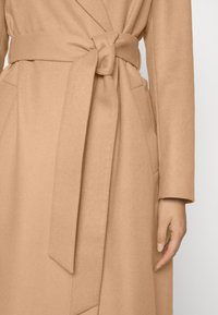 Calvin Klein ESSENTIAL WRAP COAT - Casaco clássico - safari canvas