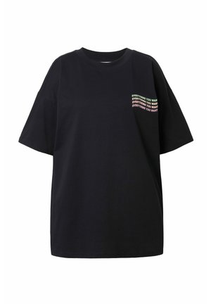 Czarny, oversized t-shirt z krótkim rękawem. Z przodu, w lewym górnym rogu, widnieje kolorowy napis "WSZYSTKO, CZEGO PRAGNIESZ". Wykonany z bawełny.