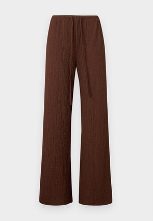 Καφέ υφασμάτινο παντελόνι φαρδιάς γραμμής με ελαστική μέση και κορδόνι από το ίδιο ύφασμα που δένει μπροστά.
