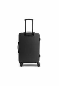 Maleta rígida negra con mango retráctil, cuatro ruedas y asa lateral. Texto mate suave, forma rectangular, diseño minimalista.